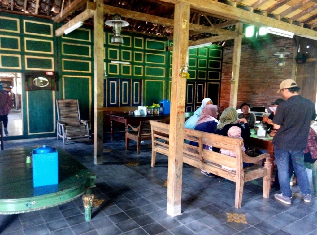 WARUNG KOPI KLOTOK, NIKMATNYA HIDANGAN NDESO DI LERENG MERAPI | Jogja ...