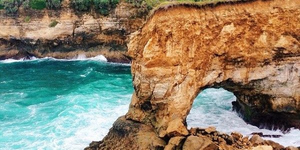 Pantai Karang Bolong Pacitan Menikmati Keindahan Pantai