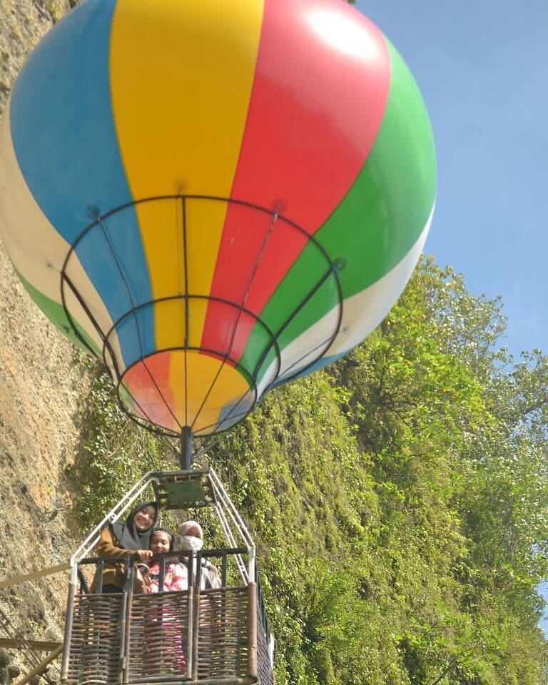 spot foto balon udara panta menganti