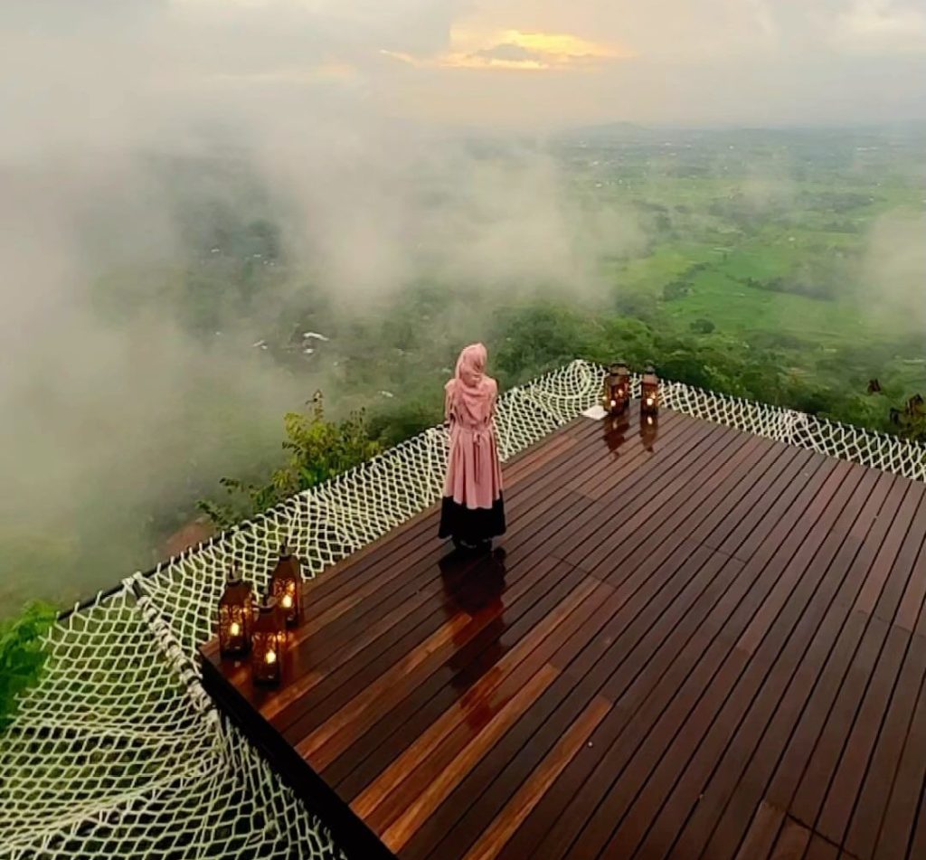 Obelix Hills, Wisata Sunset Dan Pemandangan Kota Dengan Spot Foto ...